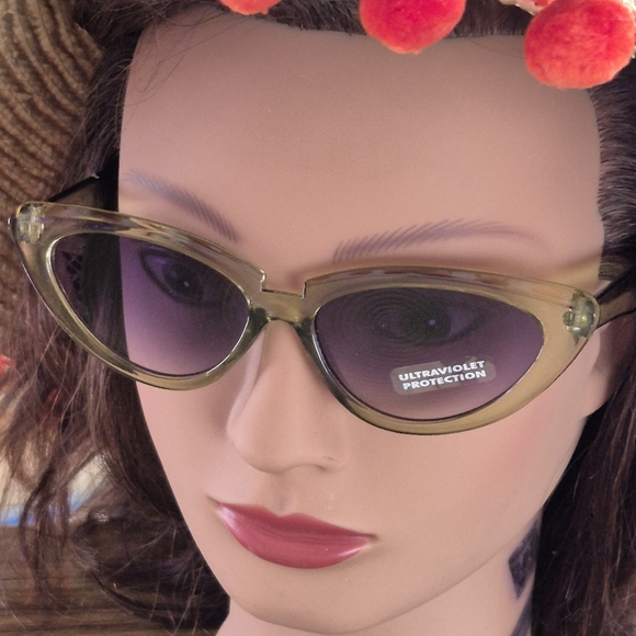 Accessories - Translucent green retro cat eye sunglasses